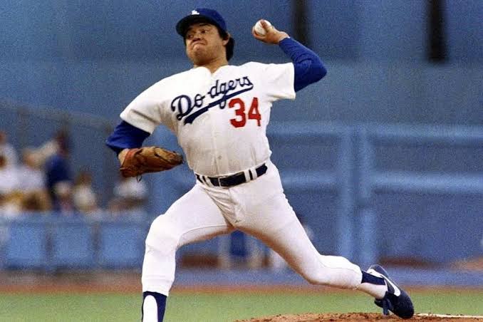 Desmienten muerte de Fernando Valenzuela, Confirman se encuentra hospitalizado en estado delicado