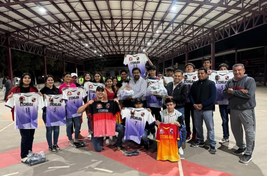 Entrega Alcalde, Arturo Robles uniformes a selección municipal de voleibol