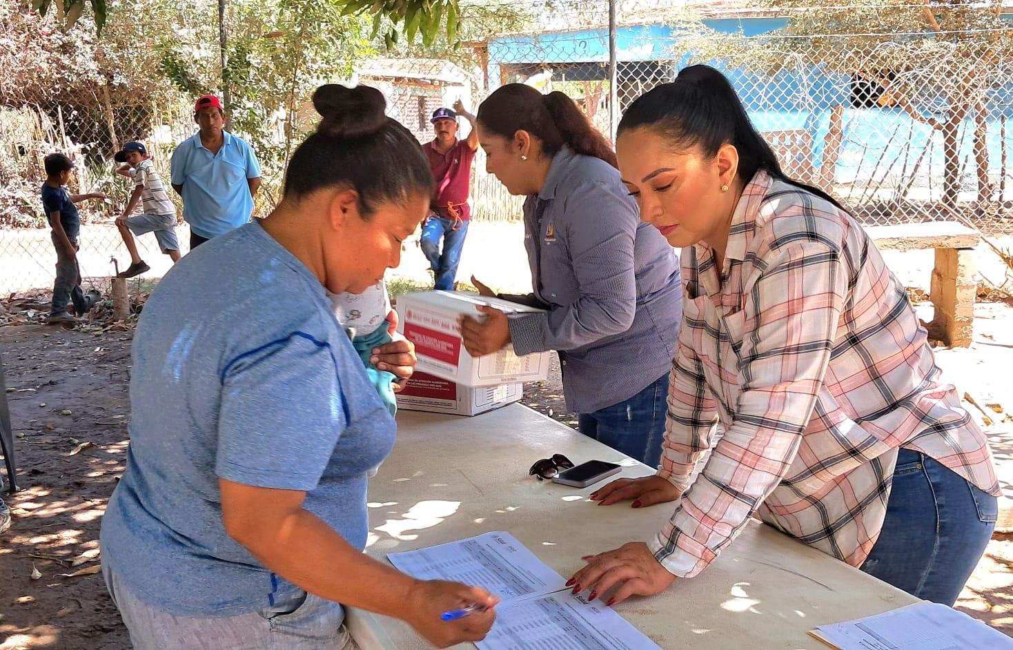Sistema DIF entrega Canastas Alimentarias a familias de La Bocana