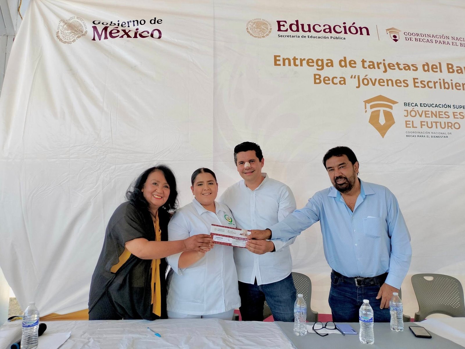 Entregan Becas ‘Jóvenes Escribiendo el Futuro’