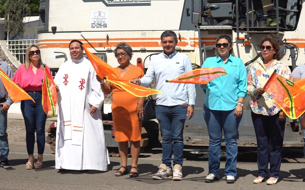 Alcalde ‘Beto’ Vázquez da banderazo de arranque a la obra de rehabilitación de la calle Azucena