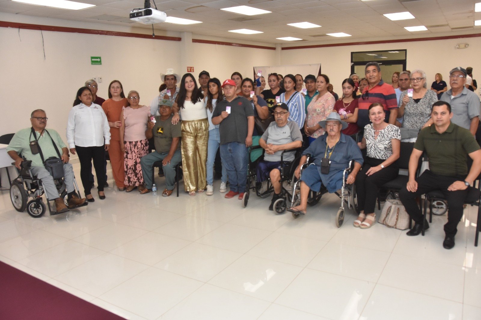 Entrega DIF Navojoa credenciales a personas con discapacidad