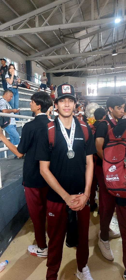 Alex Olivas gana plata nacional en voleibol