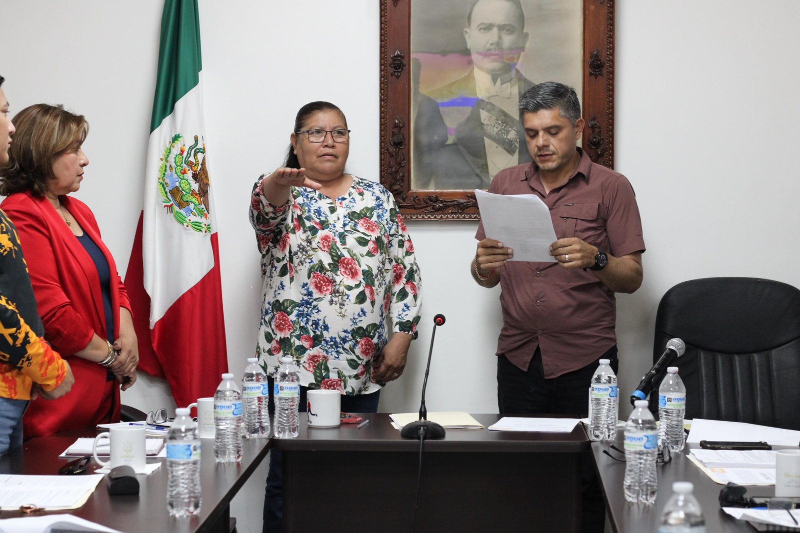 Alcalde toma protesta a Leobarda Humo Zúñiga como regidora étnica de la Administración 2024-2027