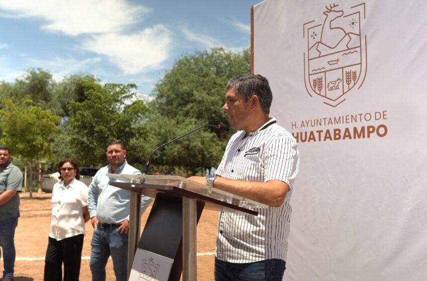 Alcalde pone en marcha obra de instalación de alumbrado para el Estadio de Béisbol de la comunidad de El Riito