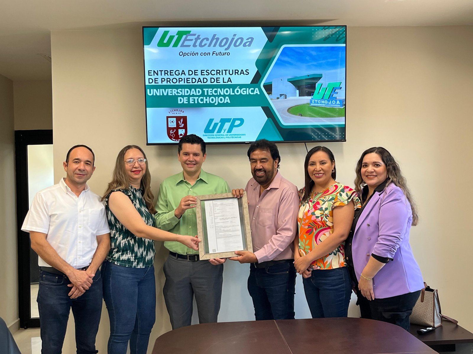 Universidad Tecnológica de Etchojoa recibe escrituras y consolida certeza jurídica