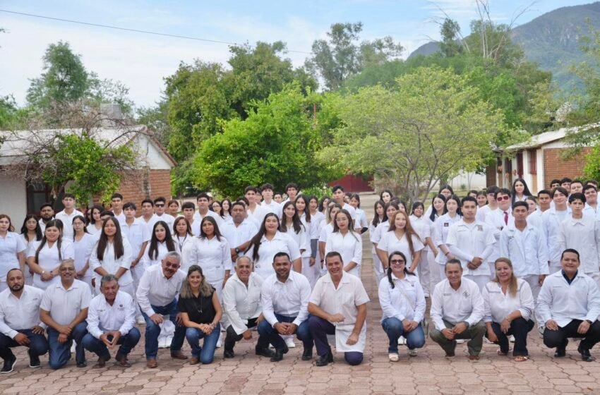 Dan inicio al ciclo escolar con honores cívicos