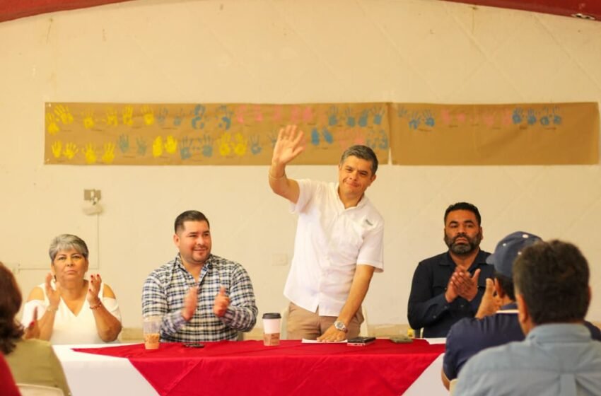 Entrega alcalde 50 cartas de asignación de motores a pescadores