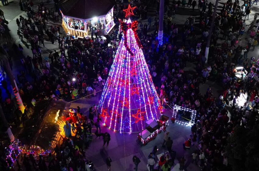 El Alcalde ‘Beto’ Vázquez enciende el Árbol Navideño