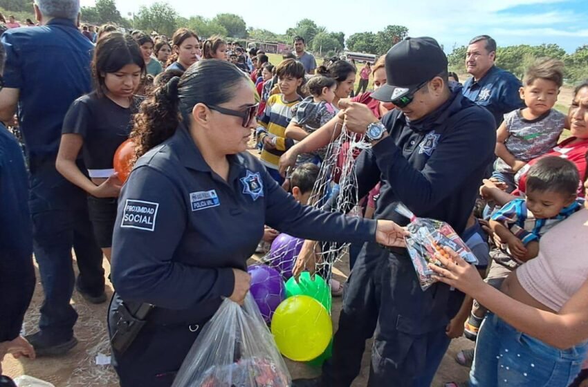 Seguridad Pública realiza caravana navideña y lleva alegría a colonias del municipio de Etchojoa