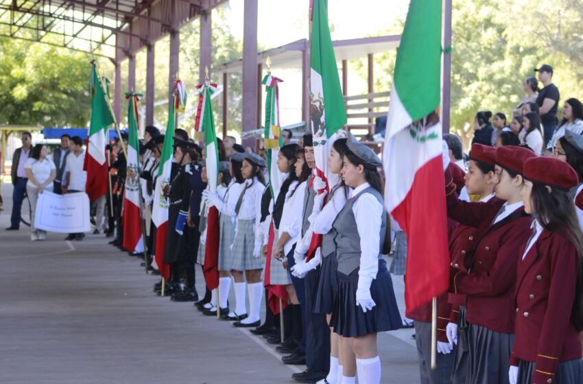 Conmemoran el Día de la Bandera de México