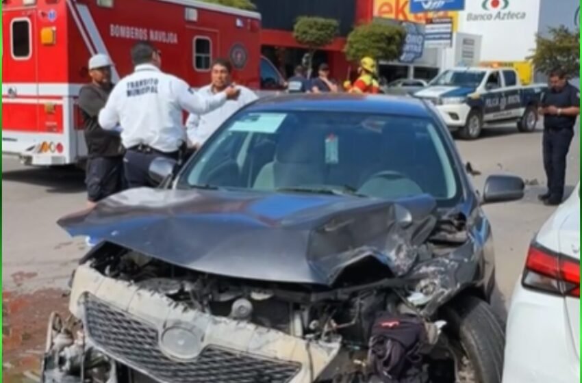 CHOQUE TRIPLE INVOLUCRA A AMBULANCIA DE BOMBEROS Y DEJA A UN ELEMENTO LESIONADO