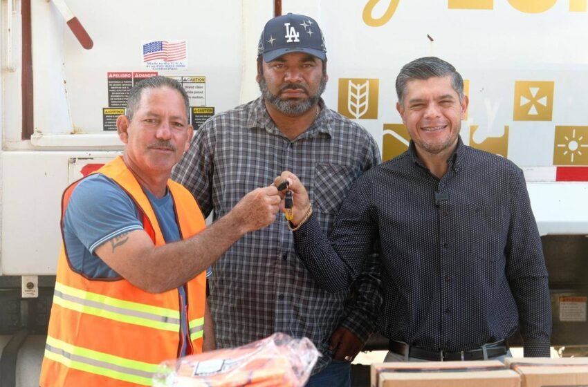 Entrega ‘Beto’ Vázquez a Servicios Públicos un nuevo recolector de basura