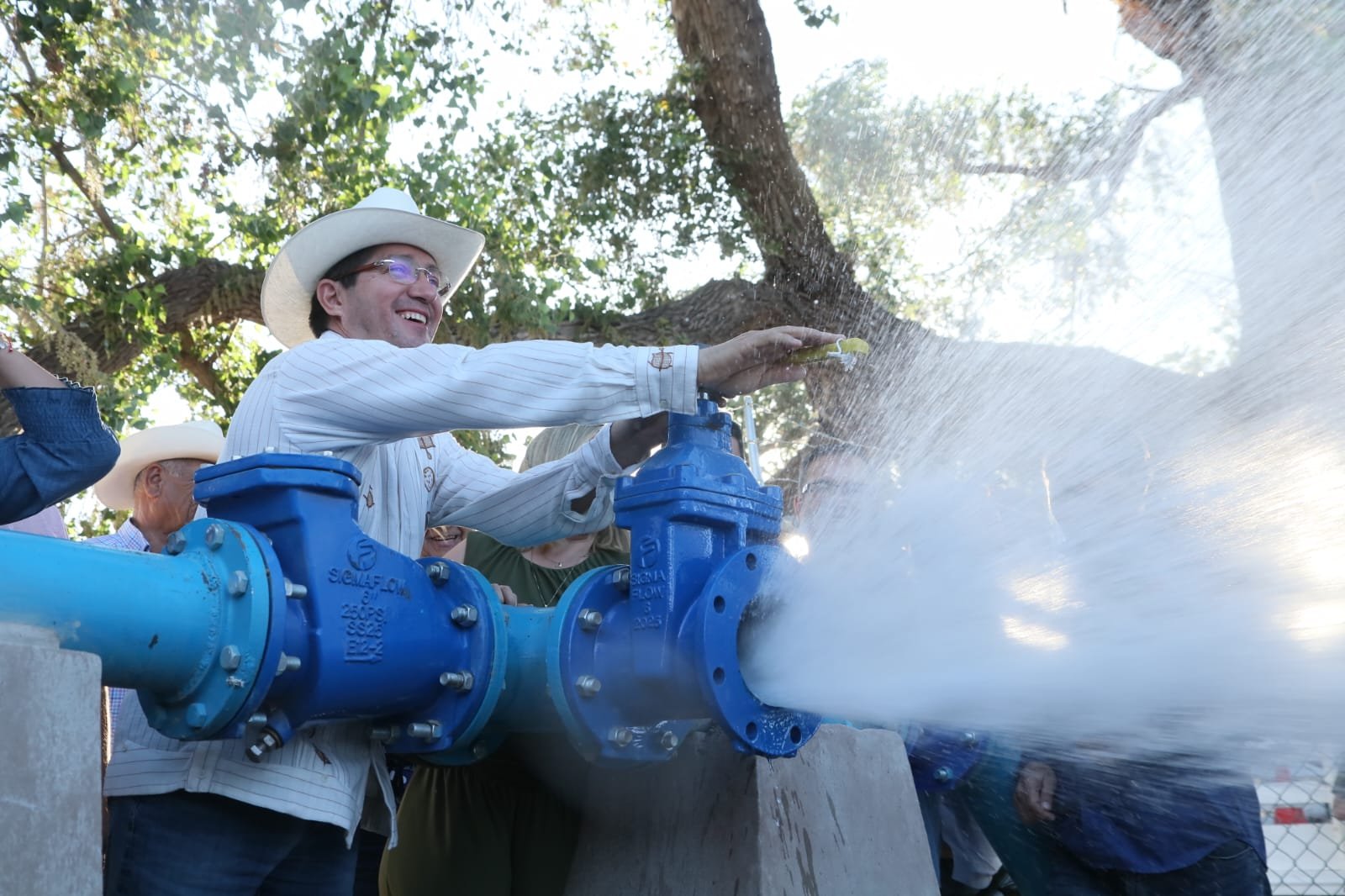 INAUGURA ELÍAS RETES POZO ROSALES PARA SUMINISTRO A POBLADOS DE LA COMISARÍA